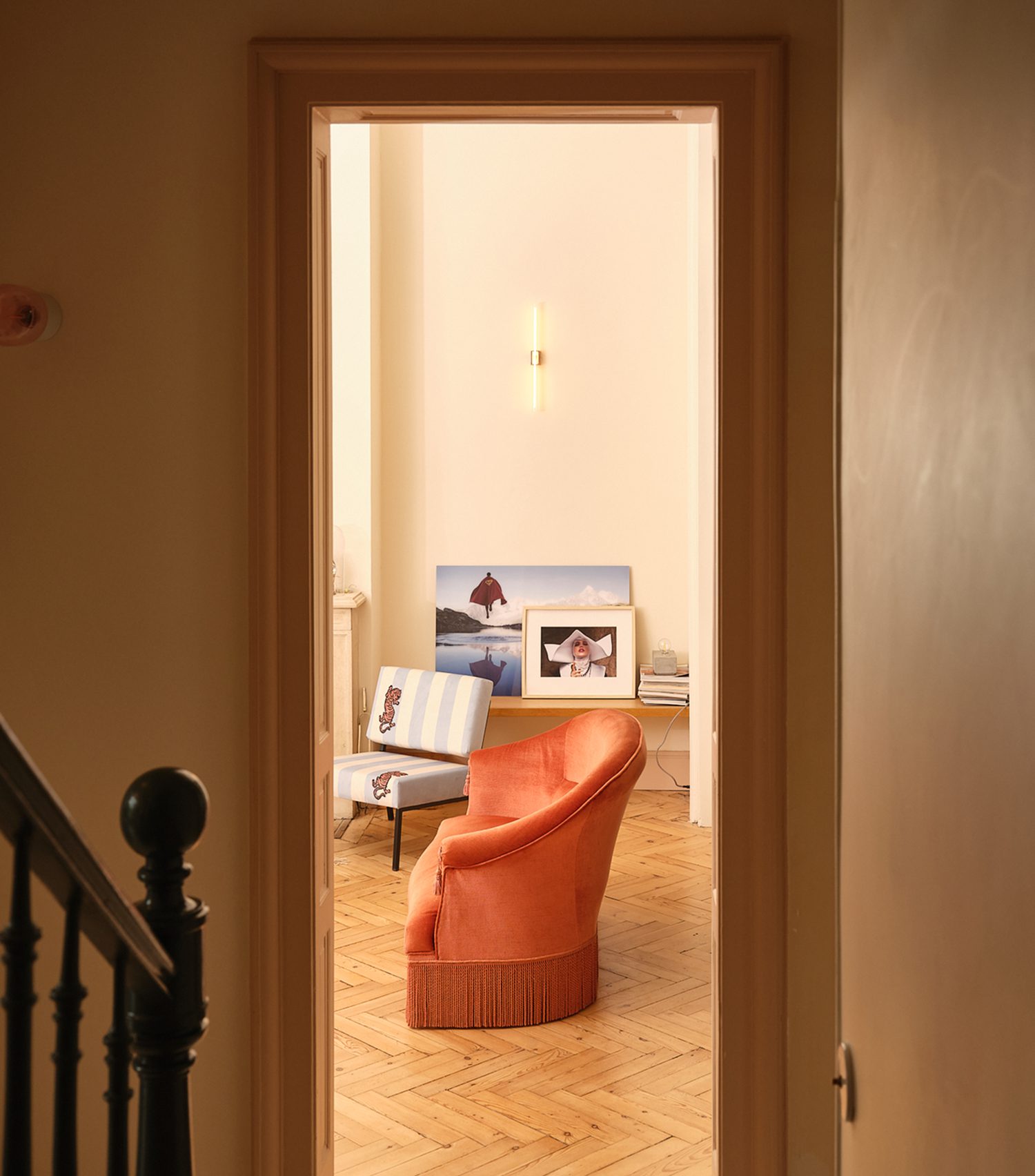 babel brune féline fauteuil in situ ma prune celeste interieur rose roubaix maison 1930 lille plongé escalier salon none lampe crapaud photograpie Studio B Helle