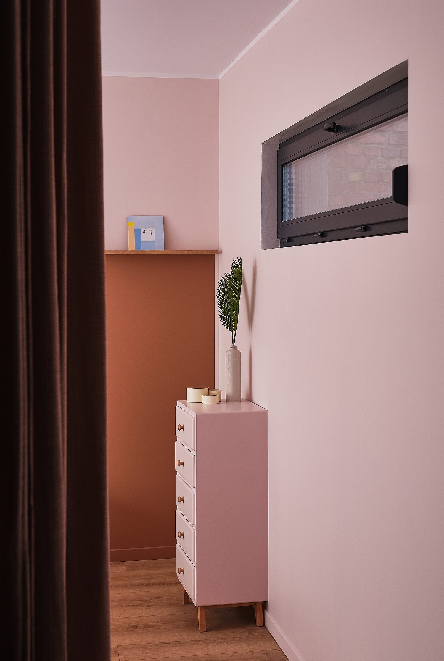 Aespace Aequo espace residentiel chambre design interieur couleur peinture rideaux mobilier décoration photographie in situ studio.b.helle