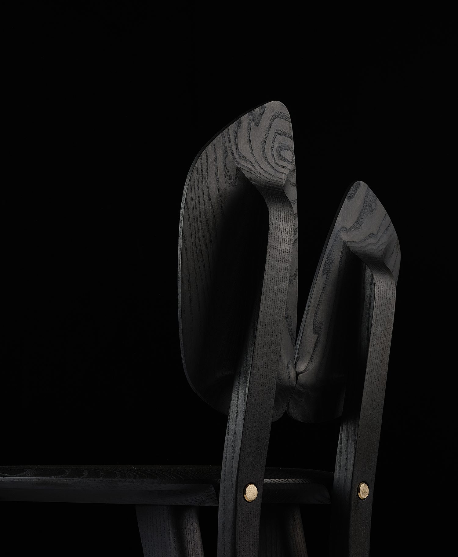 Alexandre Labruyère ebeniste lille design mobilier sur mesure collection pétiole chaise bois noir teinture courbe laiton lumière contre jour photography studio.b.helle
