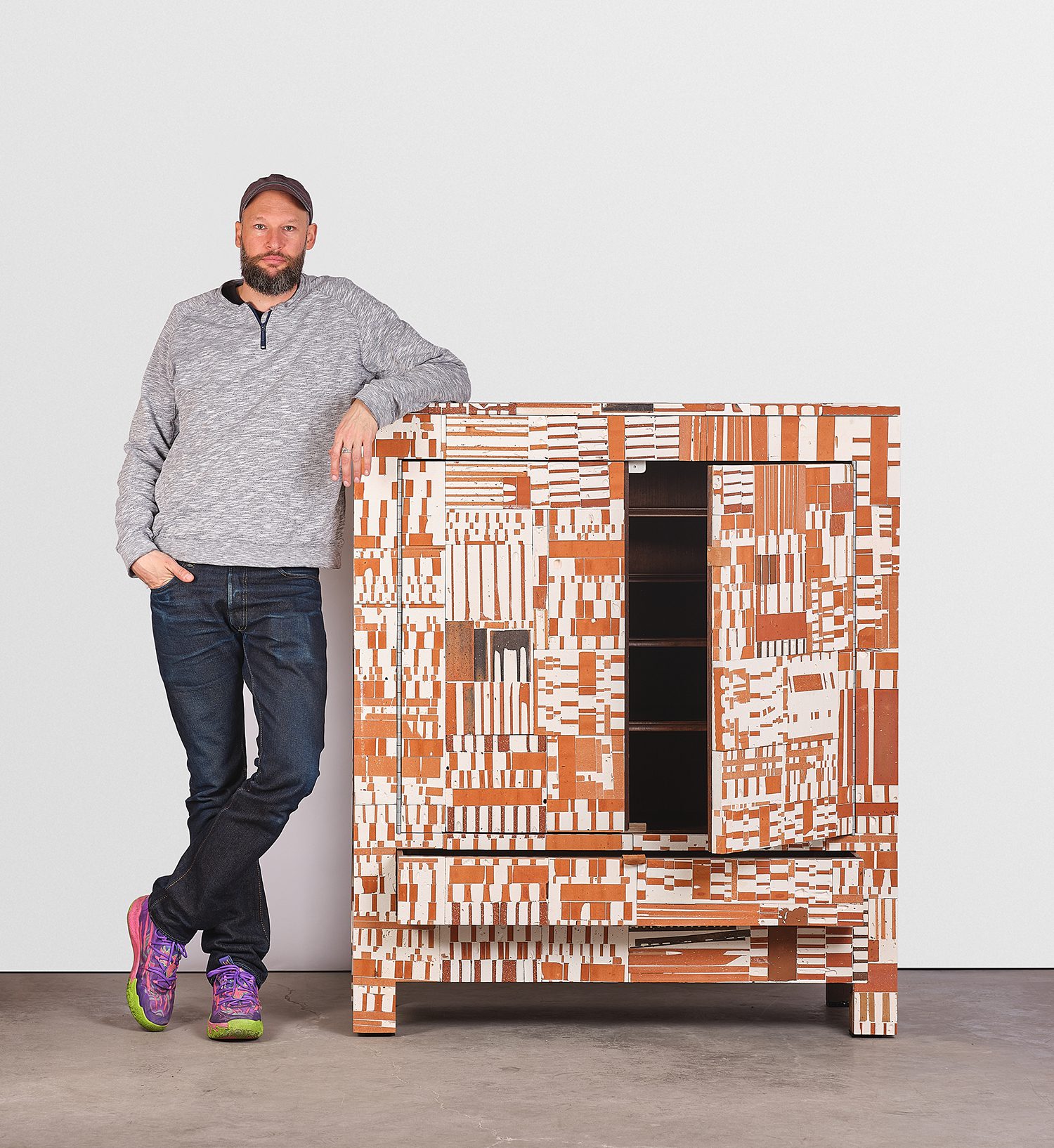 Aurélien Veyrat portrait artiste sculpteur brique lille bruxelles customisation upcycling recyclage meuble homme debout aglomera photo sbh