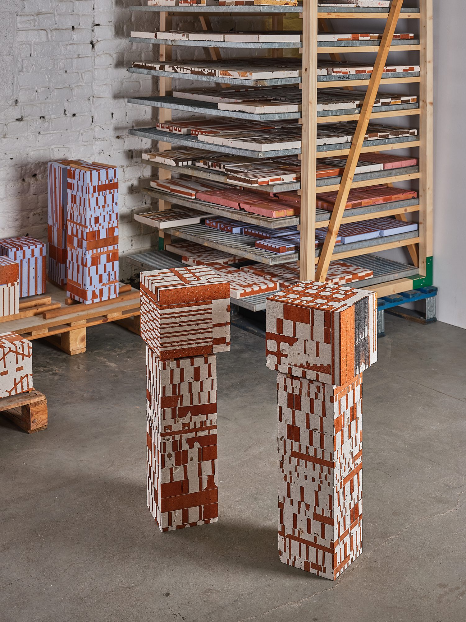 Aurélien Veyrat aglomera atelier stock production recyclage upcycling transformation brique oeuvre sculpture totem photo hangar studio.b.helle