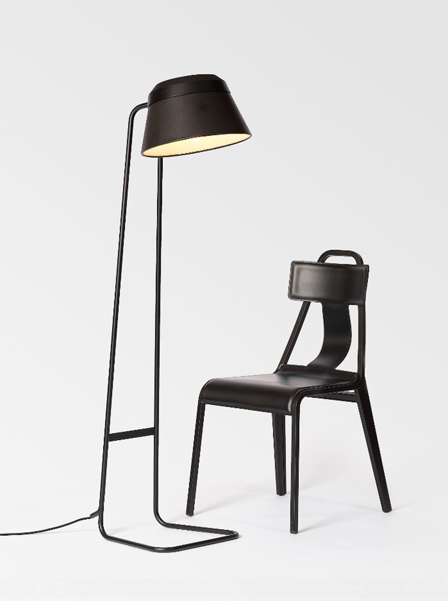 KNGB lille designer lampe fauteuil milan metal bois textile chaise noir packshot photography studio.b.helle