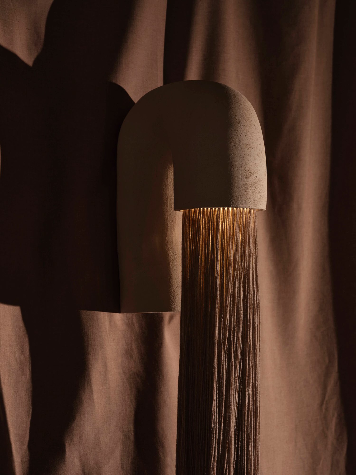 Elisa Uberti ceramique lampe wall fontaine fil coton tissu lin background light photography milan design week alcova photo Studio B Helle