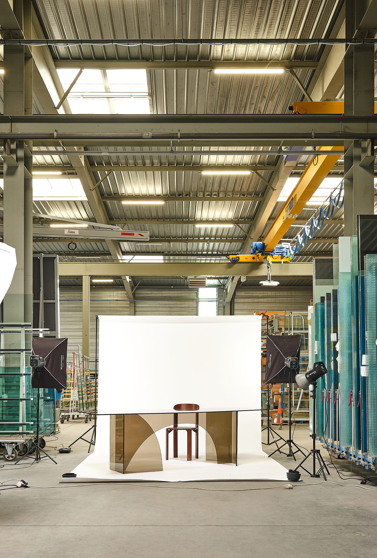 glass variation editeur mobilier haut de gamme lille france table perspicio verre fumée design pool studio chaise rey hay bois momentum design store entrepot bts behind the shoot fond blanc in situ Studio B Helle
