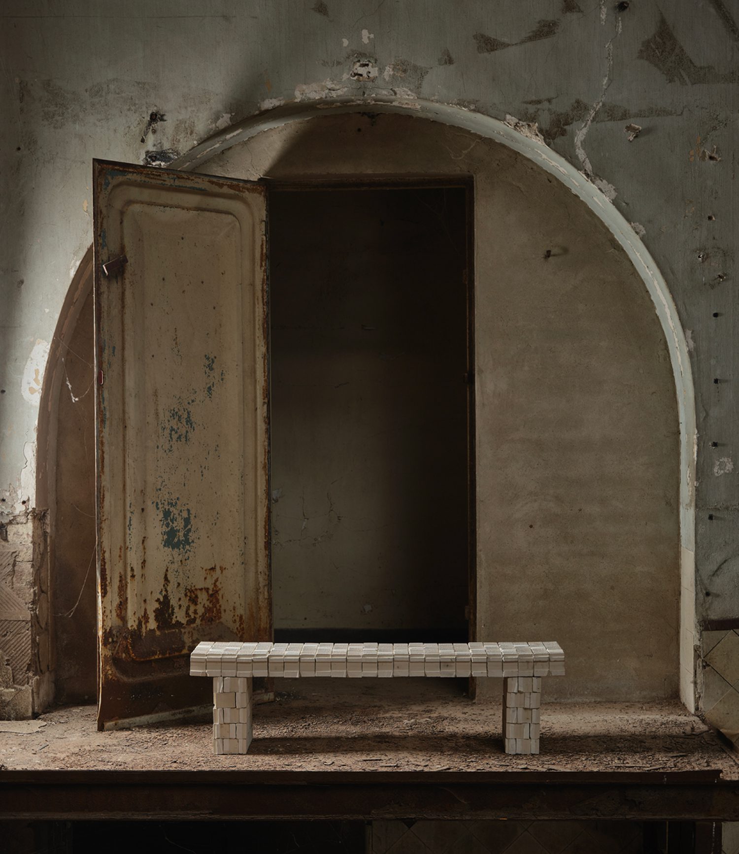 Aurélien Veyrat artiste sculpteur banc teo13 friche brique blanche oeuvre d'art arche lieux urbex roubaix photographie lumière set design Studio B Helle