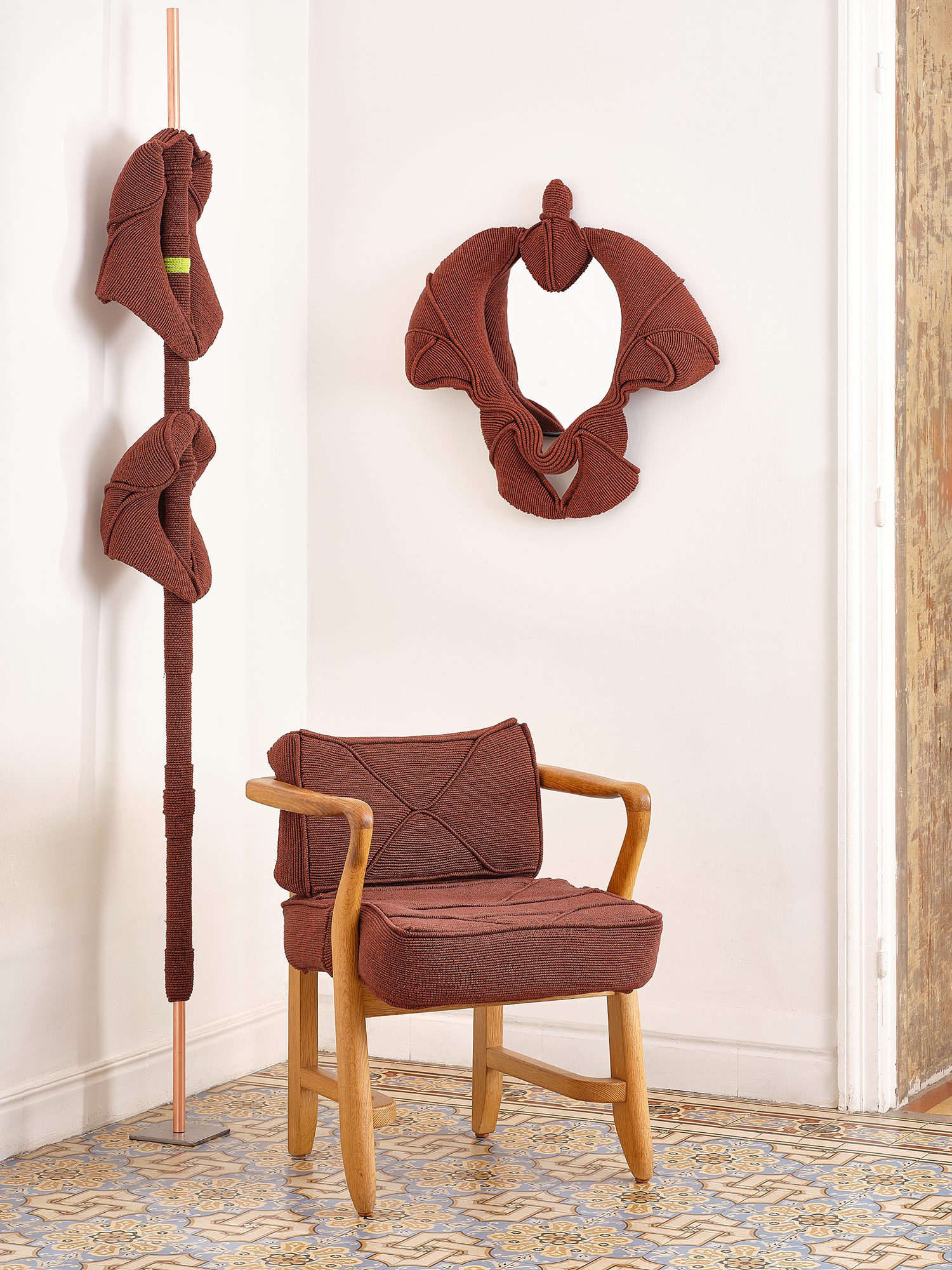 Xavier Brisoux maille haute sculpture collection rouge grand palais paris révélation oeuvre d'art savoir faire chaise votre maison vintage Guillerme et Chambron custom miroir mural totem sculpture maison salon 1930 carreaux de ciment set up interior design photo sbh campaign studio bien joue
