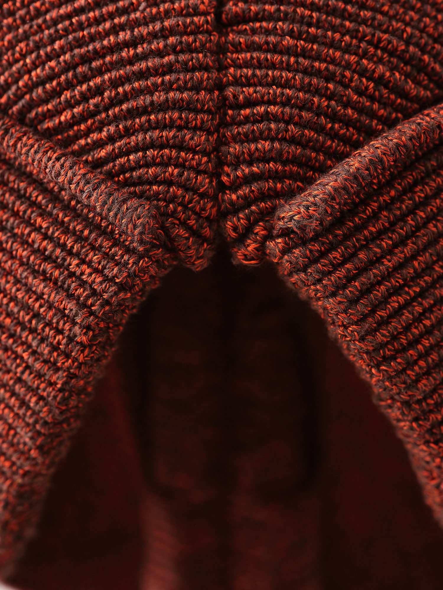 xavier brisoux détail maille haute sculpture totem casque zoom macro photographie lumière matière couleur rouge fil studio.b.helle